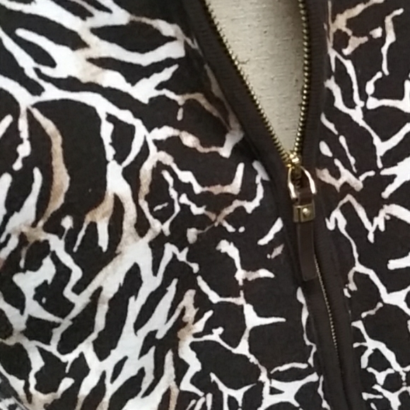 Rafaella Giraffe Print Zip Front Top Size 1X - Picture 6 of 6